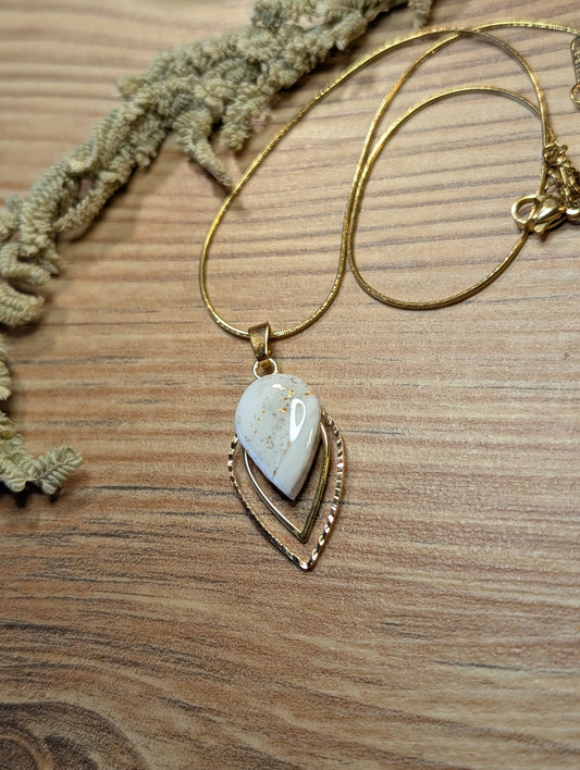 Noemi Kette – Kette aus Polymer Clay mit Blattdesign in Weiß und Gold, Produktfoto 2