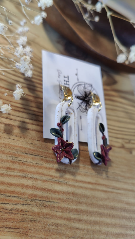 Wendy – Ohrringe aus Polymer Clay mit Blütenmotiv in Weiß, Produktfoto 2