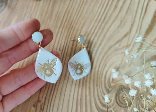 Bienenmagie – Ohrringe aus Polymer Clay mit Bienenmotiv in Weiß und Gold, Produktfoto 2