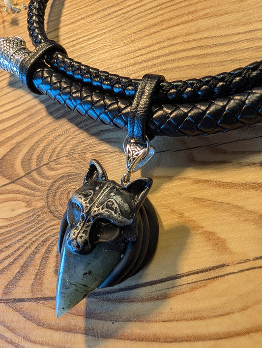 Fenrir – Kettenanhänger aus Polymer Clay in Silber, Produktfoto 2