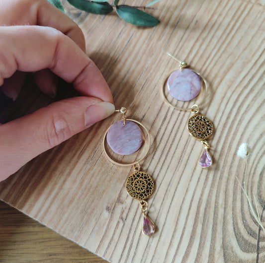 Niviah – Ohrringe aus Polymer Clay mit verspieltem Design in Rosa und Bronze, Produktfoto 2