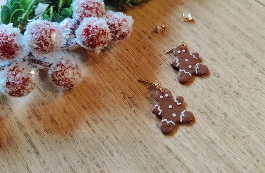 Lebkuchenmann große Ohrstecker – Ohrstecker aus Polymer Clay mit Lebkuchenmotiv in Braun und Weiß, Produktfoto 2