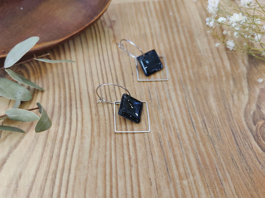 Norelle – Creolen aus Polymer Clay mit geometrischem Design in Schwarz oder Weiß, Produktfoto 2