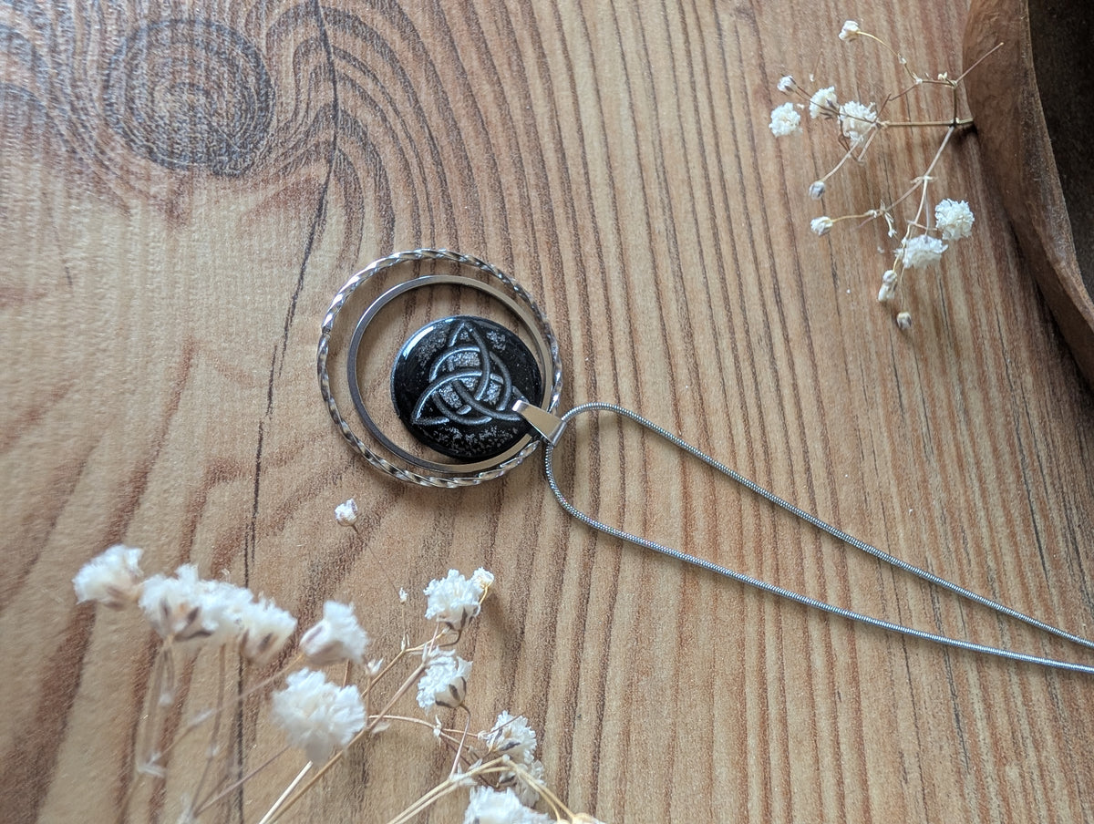 Helga Kette – Kettenanhänger aus Polymer Clay mit Triquetta-Motiv in Weiß oder Schwarz, Produktfoto 3