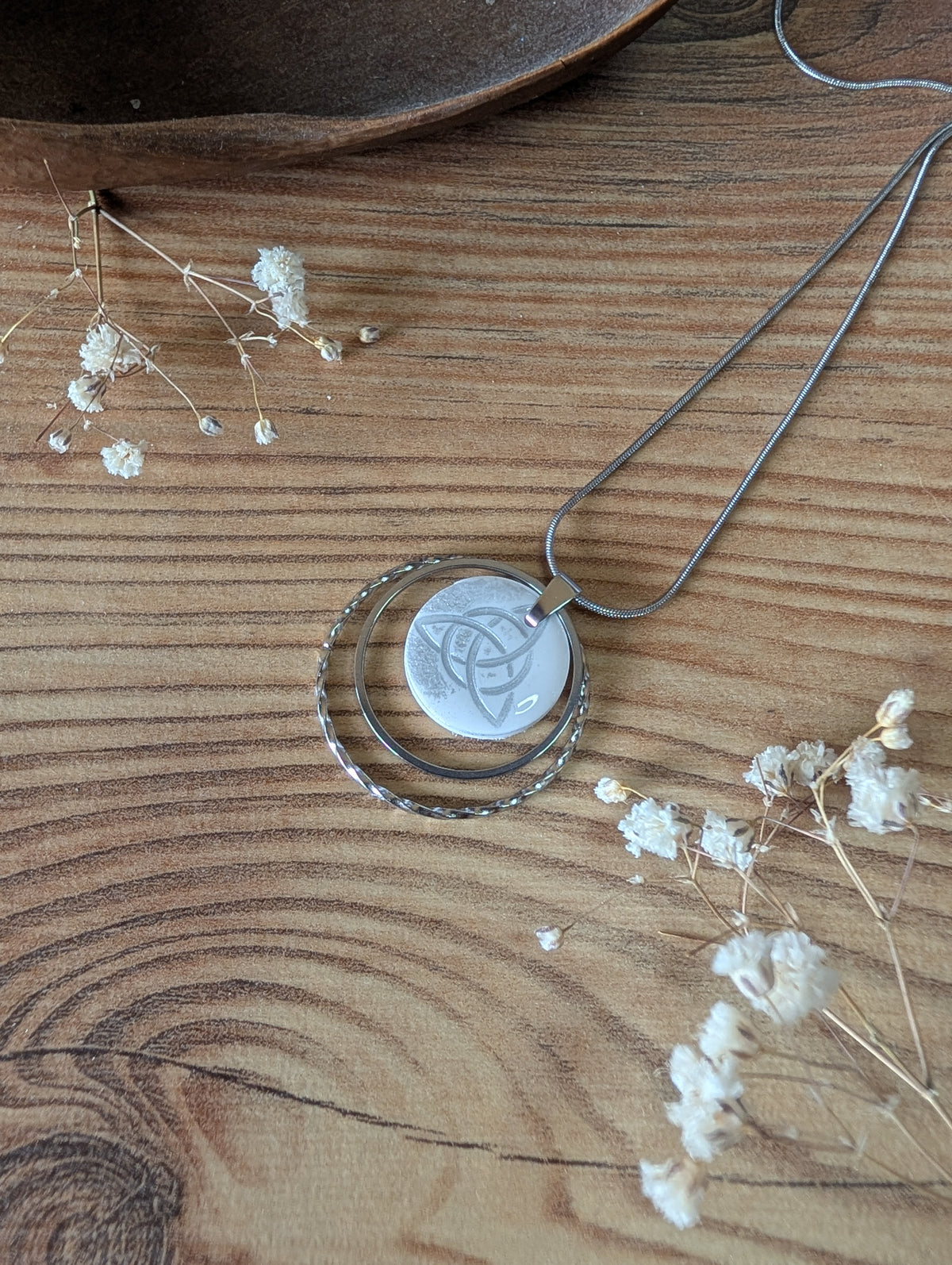 Helga Kette – Kettenanhänger aus Polymer Clay mit Triquetta-Motiv in Weiß oder Schwarz, Produktfoto 2