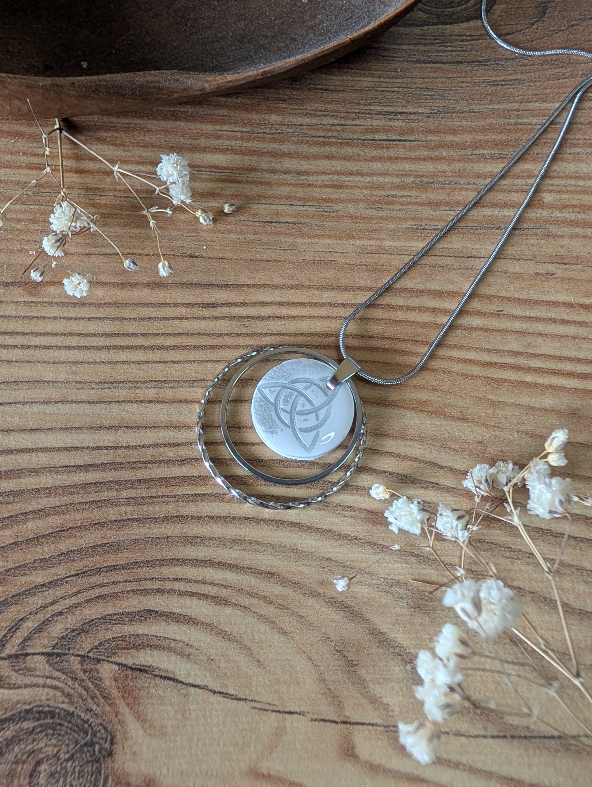 Helga Kette – Kettenanhänger aus Polymer Clay mit Triquetta-Motiv in Weiß oder Schwarz, Produktfoto 2