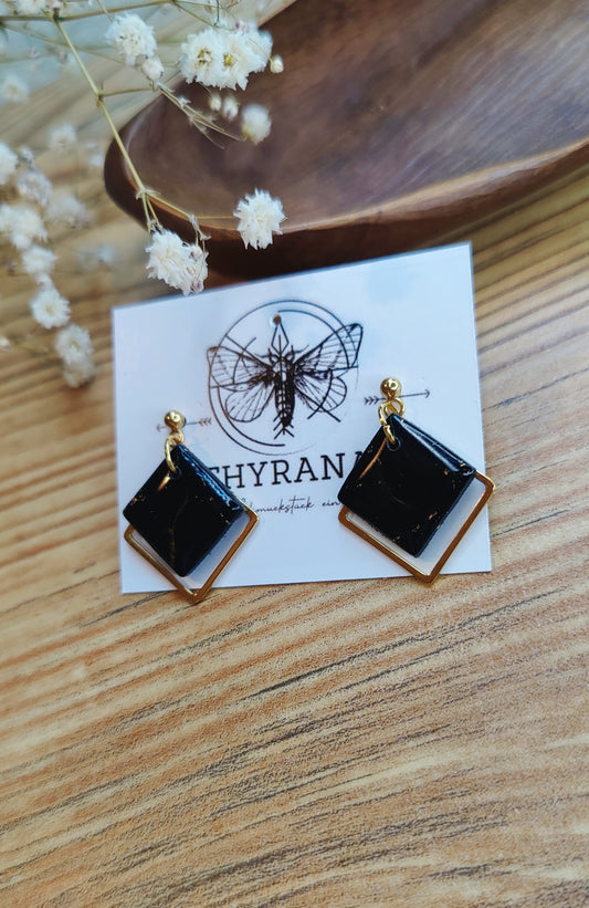 Nayana – Ohrringe aus Polymer Clay mit geometrischem Design in Weiß oder Schwarz, Produktfoto 2