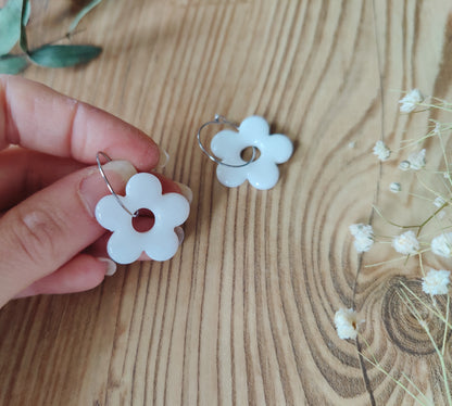 Brittany – Creolen aus Polymer Clay mit Blütenmotiv in Weiß und Braun, Produktfoto 3