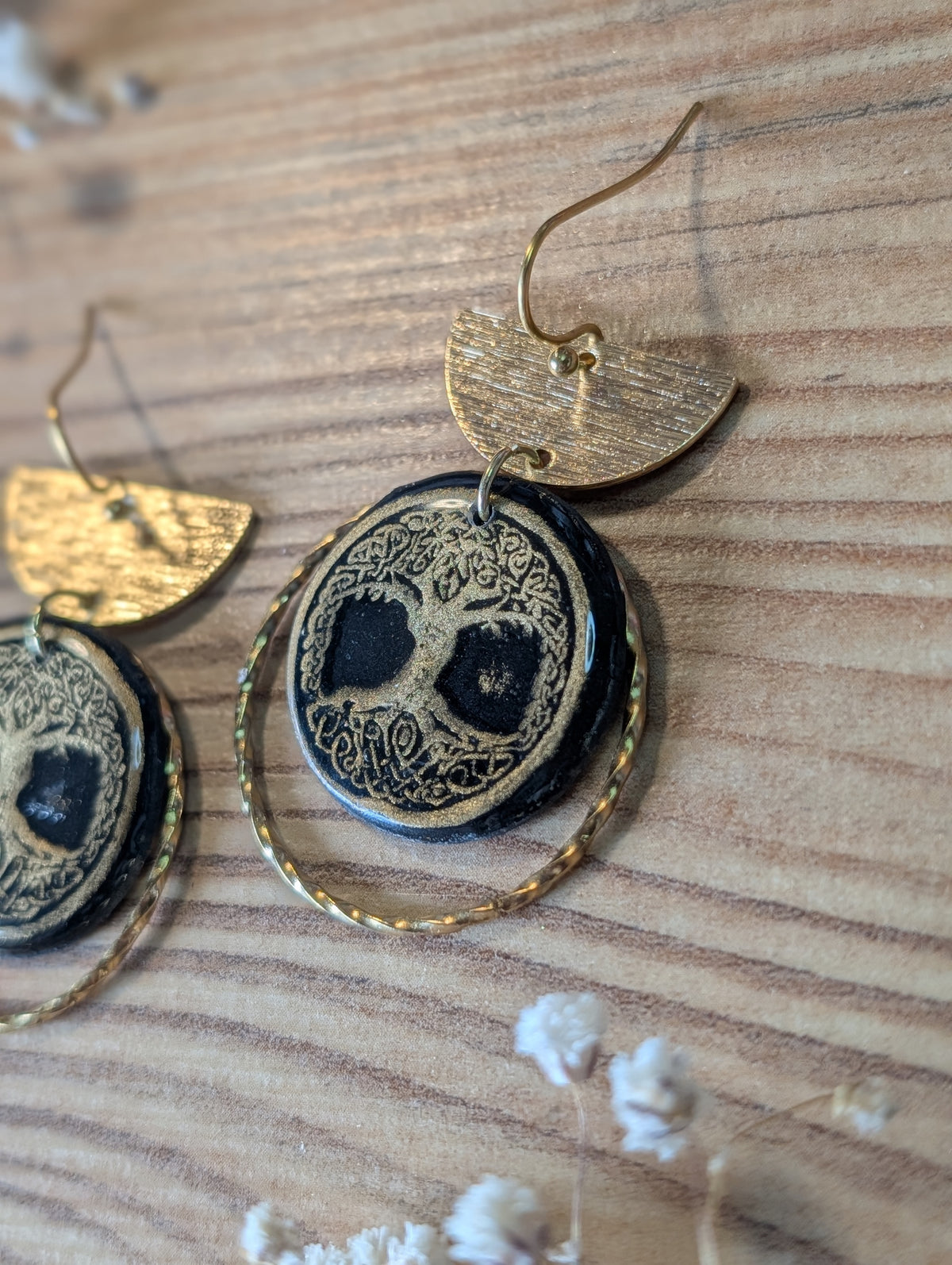 Embla – Ring aus Polymer Clay mit Lebensbaummotiv in Schwarz und Gold, Produktfoto 3