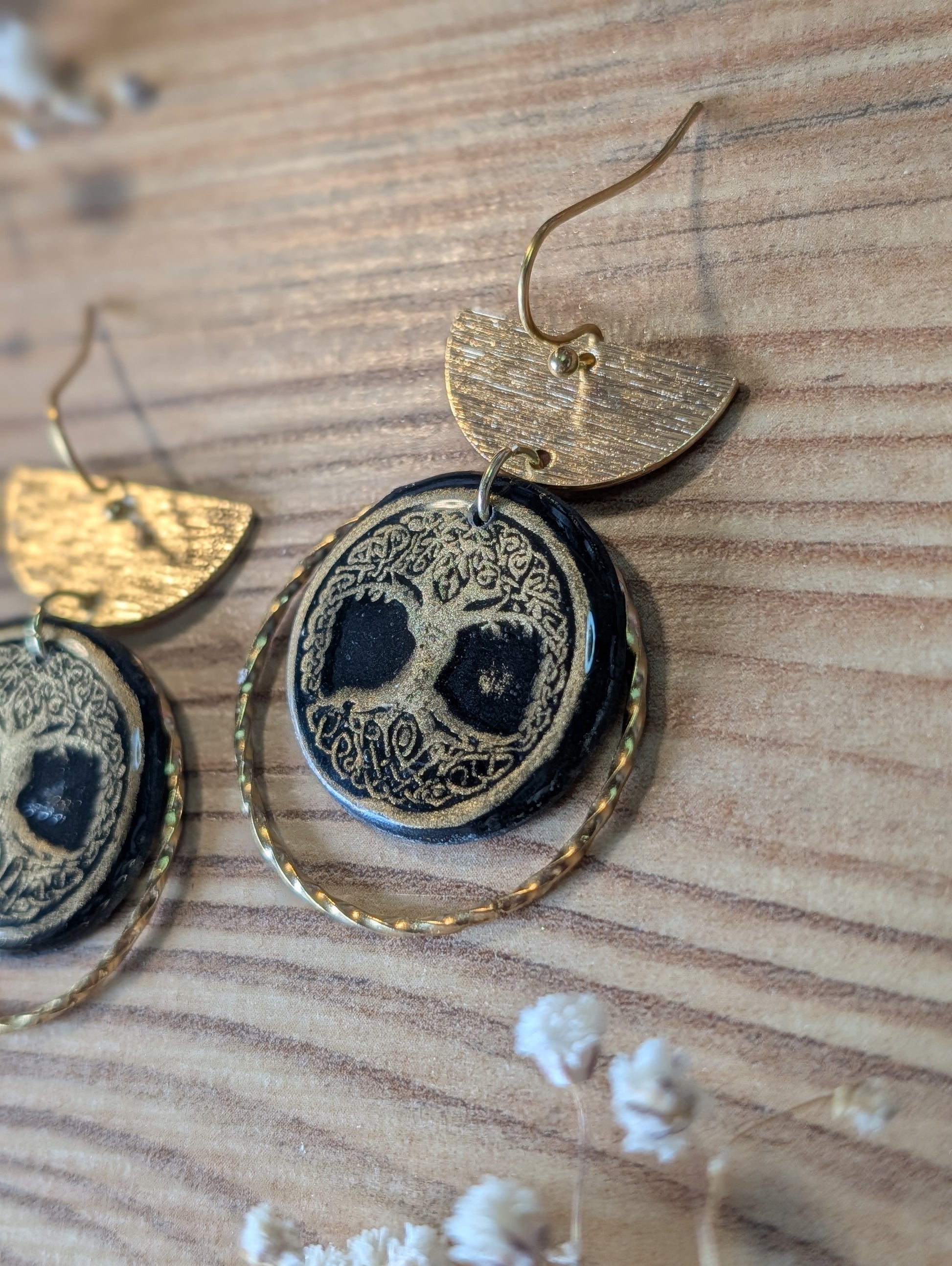 Embla – Ring aus Polymer Clay mit Lebensbaummotiv in Schwarz und Gold, Produktfoto 3