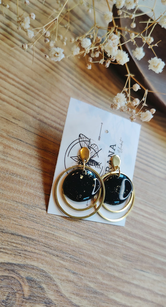 Nalani – Ohrringe aus Gießharz mit Ringdesign in Schwarz, Produktfoto 2