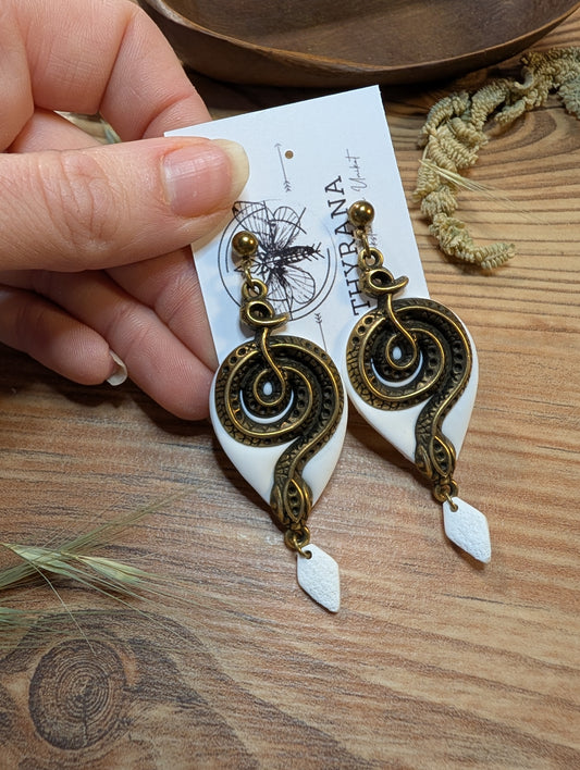 Eira – Ohrringe aus Polymer Clay mit Spiralmotiv in Schwarz und Bronze, Produktfoto 2