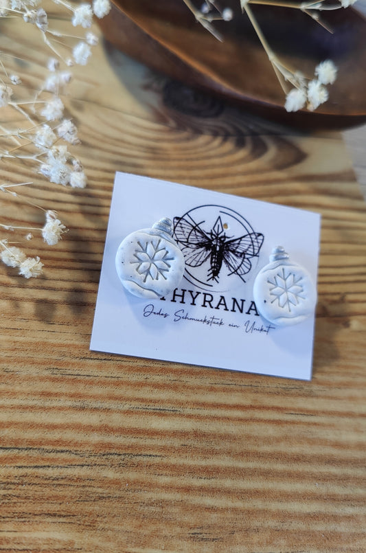 Whithney – Ohrringe aus Polymer Clay mit Weihnachtsbaummotiv in Weiß und Silber, Produktfoto 2