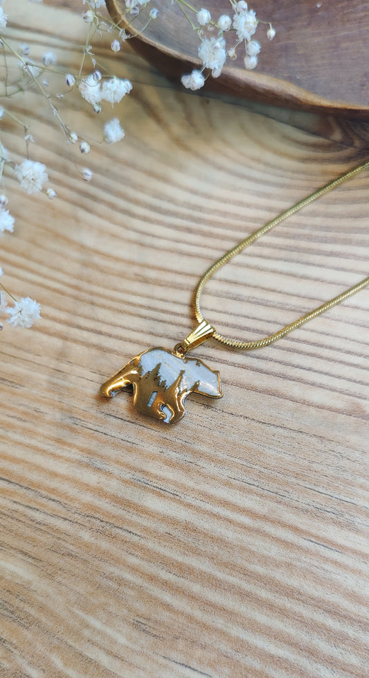 Bär Amelia Kette – Kettenanhänger aus Polymer Clay mit Bärenmotiv in Weiß, Produktfoto 2
