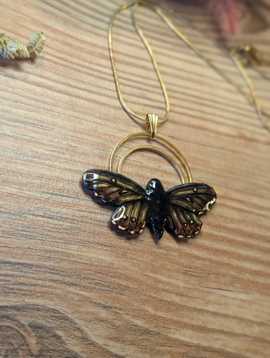 Ana – Kettenanhänger aus Polymer Clay mit Mottenmotiv in Schwarz und Bronze, Produktfoto 2