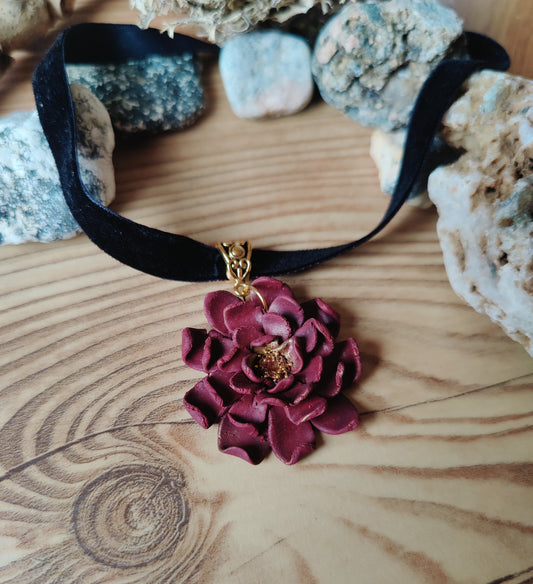 Blütenhalsband Myra – Halsband aus Polymer Clay mit Blütenmotiv in Bordeaux, Produktfoto 2