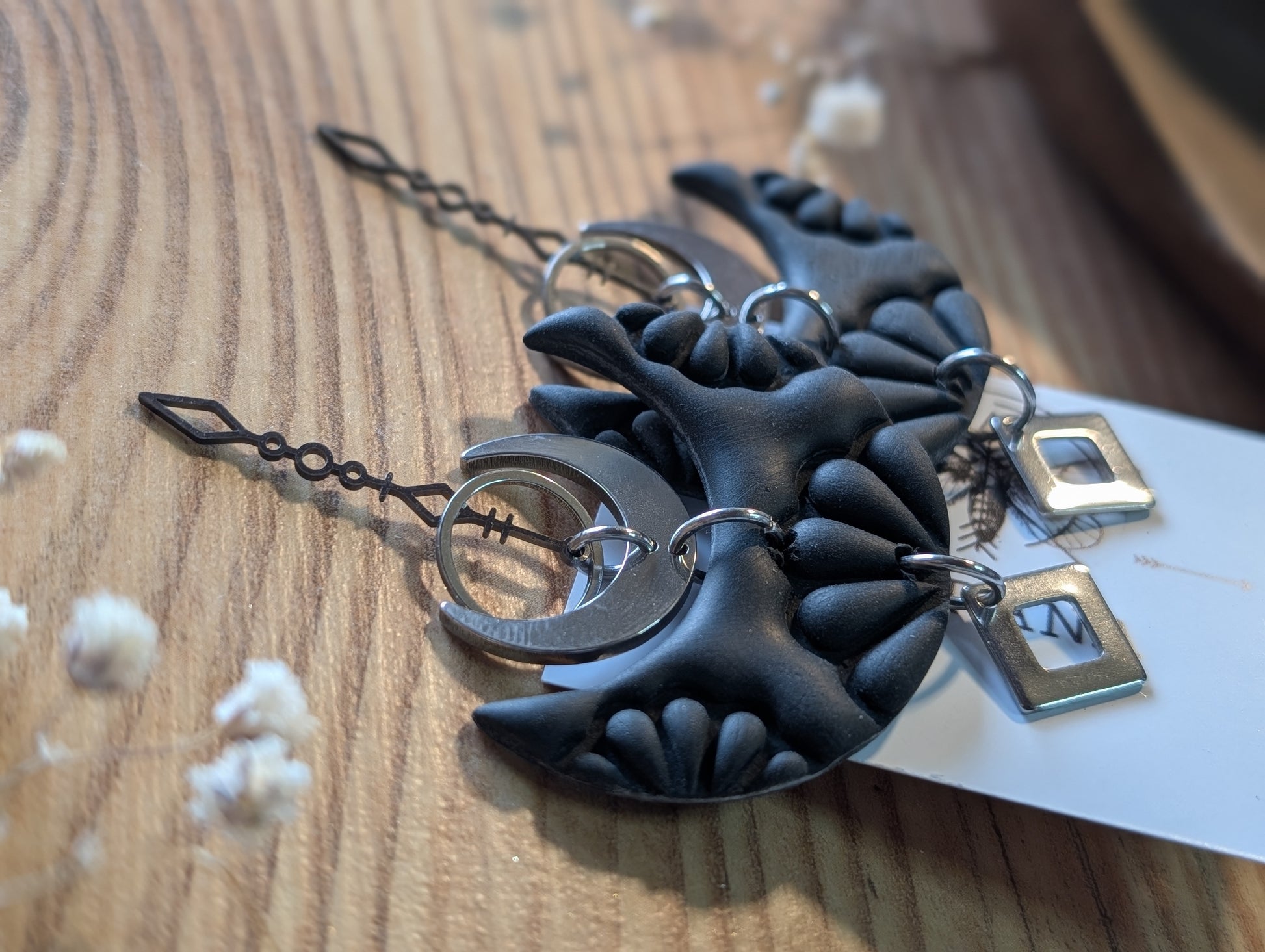 Isolde – Ring aus Polymer Clay mit Fledermausmotiv in Gold oder Silber, Produktfoto 5