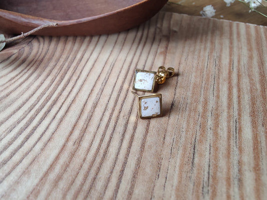 Vian – Ohrringe aus Gießharz mit minimalistischem Design in Weiß und Gold, Produktfoto 2