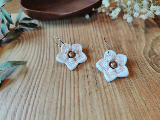 Binny – Ohrringe aus Polymer Clay mit Blütenmotiv in Weiß und Braun, Produktfoto 2
