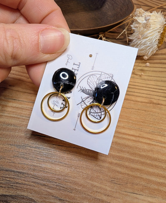 Raviel – Ohrringe aus Polymer Clay mit Ringdesign in Schwarz und Gold, Produktfoto 2