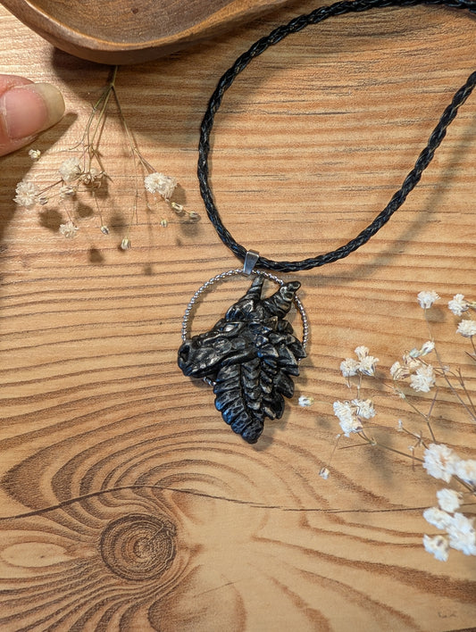Dreki – Kettenanhänger aus Polymer Clay mit Drachenmotiv in Gold oder Silber, Produktfoto 2