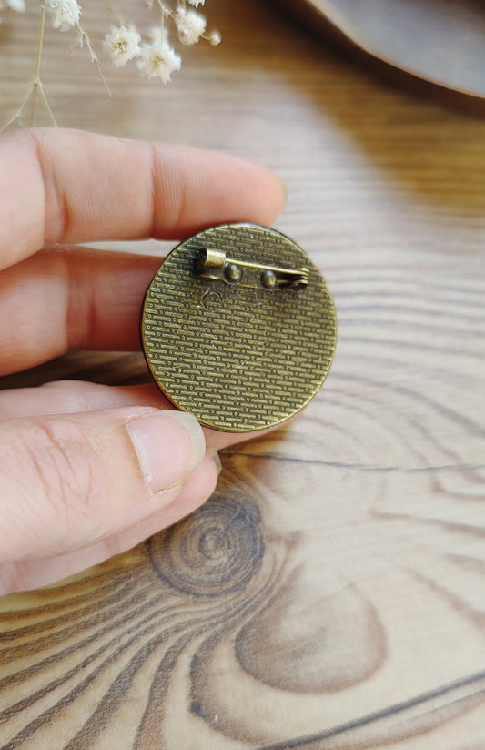 Nordische Broschen aus Bronze mit verschiedenen Symbolmotiven, Produktfoto