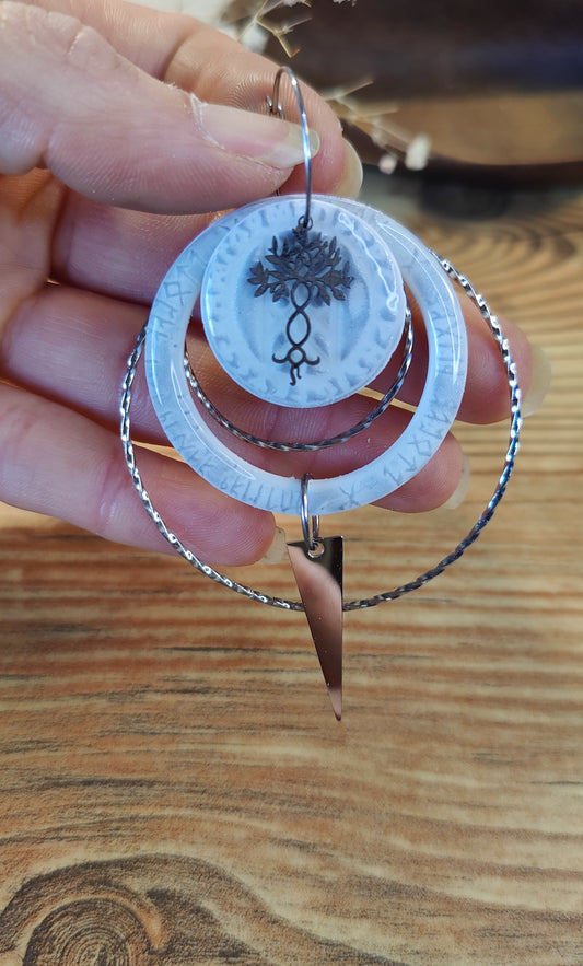 Lorneya – Ohrringe aus Polymer Clay mit Lebensbaummotiv in Weiß, Produktfoto 2