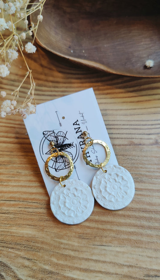 Maria – Ohrringe aus Polymer Clay mit Blütenprägung in Weiß und Gold, Produktfoto 2