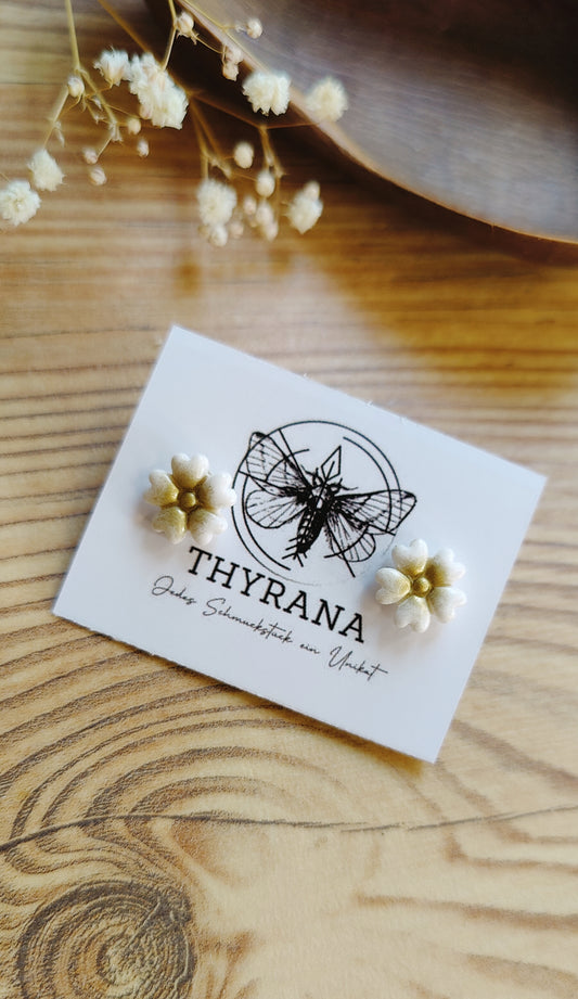 Briana – Ohrringe aus Polymer Clay mit Sonnenblumenmotiv in Weiß, Produktfoto 2